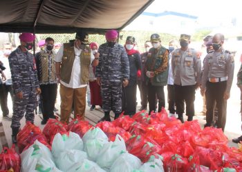 Bangun Dapur Lapangan, TNI AL Peduli Warga Isoman di Bandar Lampung