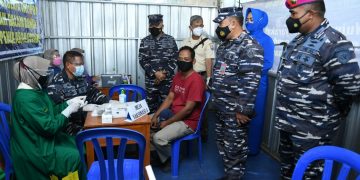 TNI AL Laksanakan Serbuan Vaksinasi Masyarakat Kalibakung Tegal