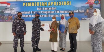 Apresiasi Dedikasi yang Luar Biasa, TNI AL Beri Penghargaan Bidan Awanti Pangas