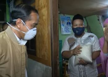 Warga Sunter Agung Terkejut, Jokowi Bagikan Sembako dan Paket Obat Dadakan