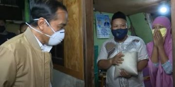 Warga Sunter Agung Terkejut, Jokowi Bagikan Sembako dan Paket Obat Dadakan