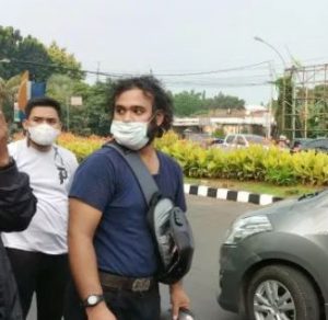 Pemotor yang tidak terima dilarang melintas di Pos Penyekatan PPKM Darurat mengamuk dan membanting sepeda motornya di hadapan petugas. (Foto: SINDOnews) Pemotor yang tidak terima dilarang melintas di Pos Penyekatan PPKM Darurat mengamuk dan membanting sepeda motornya di hadapan petugas. (Foto: SINDOnews)