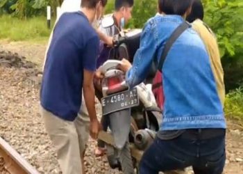 Nekat! Warga Gotong Motor Seberangi Rel Kereta Hindari Penyekatan PPKM