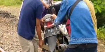 Nekat! Warga Gotong Motor Seberangi Rel Kereta Hindari Penyekatan PPKM
