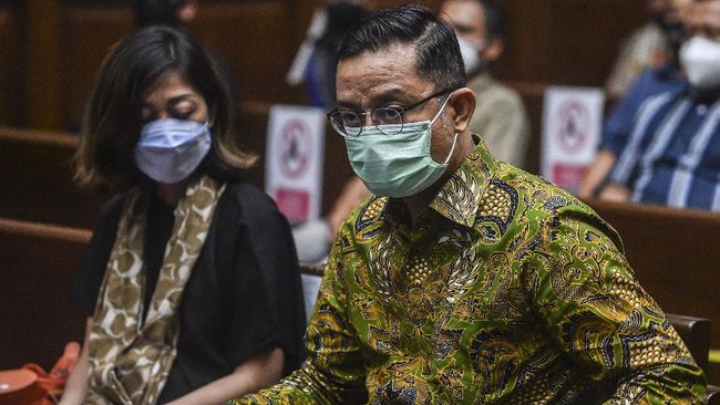 Terdakwa korupsi bansos se-Jabodetabek tahun 2020, Juliari Batubara bersiap mengikuti sidang lanjutan di Pengadilan Tipikor, Jakarta, Rabu (28/7/2021). (ANTARA FOTO/MUHAMMAD ADIMAJA) Terdakwa korupsi bansos se-Jabodetabek tahun 2020, Juliari Batubara bersiap mengikuti sidang lanjutan di Pengadilan Tipikor, Jakarta, Rabu (28/7/2021). (ANTARA FOTO/MUHAMMAD ADIMAJA)