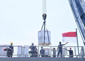 Kapal Perang TNI AL Angkut Bantuan Medis dari Singapura