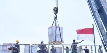 Kapal Perang TNI AL Angkut Bantuan Medis dari Singapura