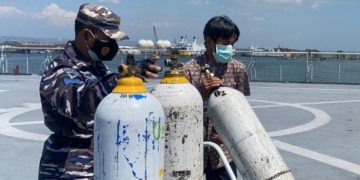 KRI dr. Soeharso-990 Terus Suplai Kebutuhan Oxygen