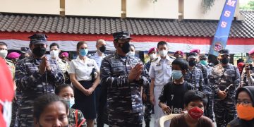 Dalam Rangka Internasional Maritime Security Symposium (IMSS) 2021, TNI AL Gelar Vaksinasi Covid-19 dan Beri Bantuan Sosial Masyarakat Maritim Kalibaru Jakarta Utara