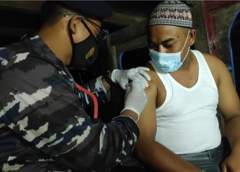 Pangkalan TNI AL Tanjung Balai Asahan Serbu Vaksinasi Nelayan di Tengah Laut