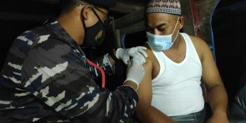 Pangkalan TNI AL Tanjung Balai Asahan Serbu Vaksinasi Nelayan di Tengah Laut