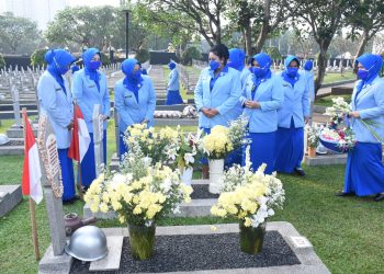 Jelang HUT Ke-75 Jalasenastri, Ketua Umum Jalasenastri Ziarah ke TMPN Kalibata