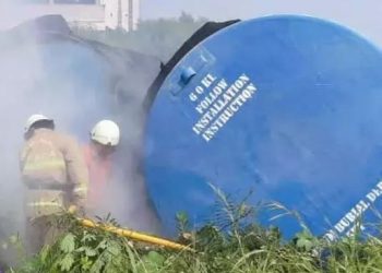 Akibat Percikan Api, Sebuah Tangki di Koja Dilalap Si Jago Merah