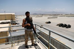 Tentara Afghanistan berjaga di tower keamanan di Pangkalan Udara Bagram. Pangkalan militer AS yang jadi penjara bagi para teroris ini kini direbut Taliban. Foto/REUTERS Tentara Afghanistan berjaga di tower keamanan di Pangkalan Udara Bagram. Pangkalan militer AS yang jadi penjara bagi para teroris ini kini direbut Taliban. Foto/REUTERS
