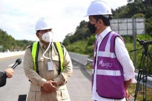 Menhan Prabowo Subianto mendampingi Presiden Jokowi saat meninjau sodetan akses jalan menuju rencana ibu kota negara (IKN) di Provinsi Kalimantan Timur. Foto/Setpres