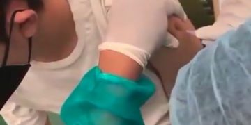 Viral Video Diduga Vaksinator Suntikkan Vaksin Kosong ke Masyarakat