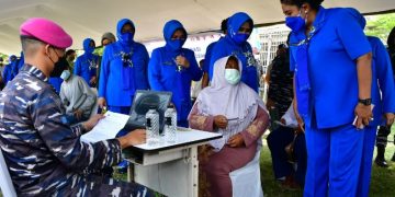 Jalasenastri TNI AL bersama  Korps Marinir Sinergi CT Arsa Gelar Vaksinasi Masyarakat Muara Gembong
