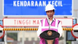 Presiden Jokowi mengatakan jalan tol Balikpapan-Samarinda merupakan tol pertama di Pulau Kalimantan.(Biro Pers Sekretariat Presiden). 