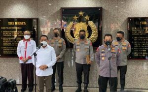 Liga 1 2021/2022 akhirnya bisa dimulai sesuai jadwal, yakni pada Jumat (27/8/2021). Ini diumumkan Menpora Zainudin Amali dan Kapolri Komisaris Jenderal Polisi Listyo Sigit Prabowo. Foto: twitter Liga 1 2021/2022 akhirnya bisa dimulai sesuai jadwal, yakni pada Jumat (27/8/2021). Ini diumumkan Menpora Zainudin Amali dan Kapolri Komisaris Jenderal Polisi Listyo Sigit Prabowo. Foto: twitter