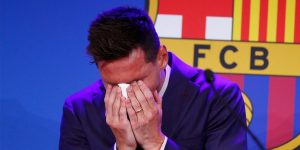 Lionel Messi terlihat mengusap matanya menggunakan tisu ketika konferensi pers perpisahannya dengan Barcelona, Minggu (8/8/21) petang. © AP Photo