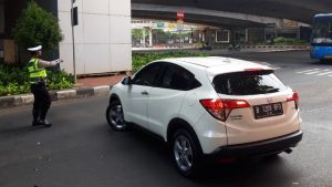 Mobil berpelat 'RFQ' ganjil diputar balik petugas. Hal ini terjadi saat ganjil-genap di Jalan Gatot Subroto, Rabu (18/8/2021). (Rakha/detikcom)