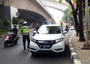 Mobil Pelat ‘RFQ’ Ganjil Diputar Balik Saat Ganjil-Genap di Gatot Subroto
