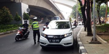 Mobil Pelat ‘RFQ’ Ganjil Diputar Balik Saat Ganjil-Genap di Gatot Subroto