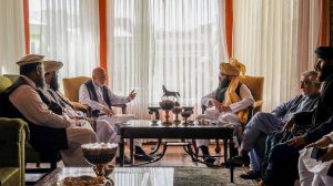 Mantan Presiden Afghanistan Hamid Karzai (kiri tengah) dan Petinggi Taliban Anas Haqqani bertemu di Kabul pada Rabu (18/8). Foto/twitter