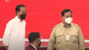 Presiden Jokowi dan Menhan Prabowo saat meninjau vaksinasi di Balikpapan. (Foto: Tangkapan layar YouTube Setpres)