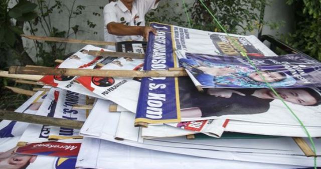 Illustrasi. Petugas gabungan mencopot baliho saat penertiban Alat Peraga Kampanye (APK) Pemilu 2019 di kawasan Kecamatan Kraton, Yogyakarta (Antara Foto)