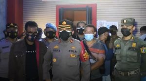 Tangkapan Layar Youtube, Petugas gabungan Polri, TNI dan Satpol PP Kecamatan Jatinegara, Jakarta Timur menggerebek tempat hiburan malam yang beroperasi saat PPKM Level 4, Minggu (22/8/2021) (Ist)