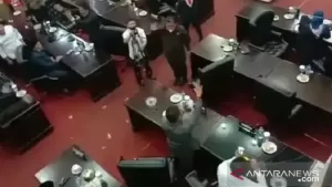 Foto: Sidang Paripurna DPRD Kabupaten Solok ricuh. (Antarasumbar/Laila Syafarud)