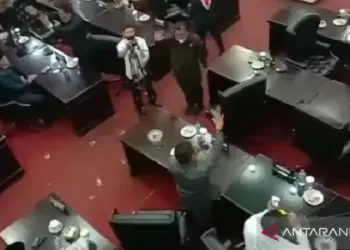 Kampungan! Sidang DPRD Solok Ricuh, Anggota Nyaris Baku Hantam