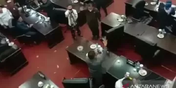 Kampungan! Sidang DPRD Solok Ricuh, Anggota Nyaris Baku Hantam