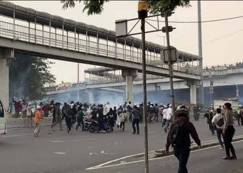 Ricuh! Polisi Lepaskan Tembakan Gas Air Mata ke Simpatisan Habib Rizieq