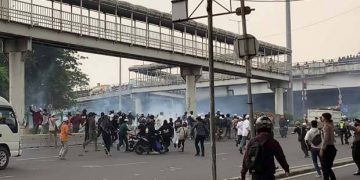 Ricuh! Polisi Lepaskan Tembakan Gas Air Mata ke Simpatisan Habib Rizieq