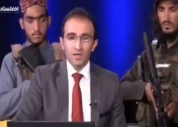 Penampakan Milisi Taliban Muncul di Belakang Penyiar TV Afghanistan saat Live