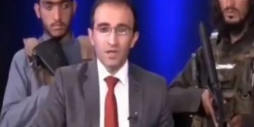 Penampakan Milisi Taliban Muncul di Belakang Penyiar TV Afghanistan saat Live