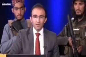 Dua milisi bersenjata Taliban muncul di belakang penyiar televisi Afghanistan. Foto/Twitter @BBCYaldaHakim