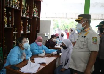 Wali Kota Bekasi Ingatkan Petugas Untuk Mempermudah Warga Yang Ingin Di Vaksin