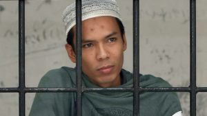 Verry Idham Heryansyah, juga dikenal sebagai Ryan, di balik jeruji sebelum menjalani persidangan. Foto: Novi/AFP Verry Idham Heryansyah, juga dikenal sebagai Ryan, di balik jeruji sebelum menjalani persidangan. Foto: Novi/AFP