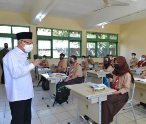 Wakil Presiden (Wapres), KH Maruf Amin melakukan peninjauan PTM di SMP Negeri 1 Citeureup dan vaksinasi COVID-19 di SMK Kesehatan Annisa, Kabupaten Bogor, Kamis (9/9/2021) pagi. Foto/@kyai_marufamin