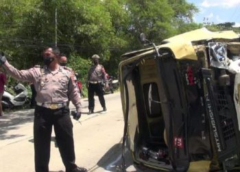 Diduga Rem Blong Truk Tangki Air Menabrak Empat Motor dan Tiga Mobil