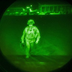 Penampakan tentara terakhir Amerika Serikat yang meninggalkan Afghanistan. AS dianggap bukan lagi negara adidaya setelah hengkang dari Afghanistan. Foto/Twitter @18airbornecorps Penampakan tentara terakhir Amerika Serikat yang meninggalkan Afghanistan. AS dianggap bukan lagi negara adidaya setelah hengkang dari Afghanistan. Foto/Twitter @18airbornecorps