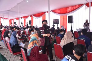 Ketua DPR RI Puan Mahaani mengujungi Sentra Vaksinasi yang diselenggarakan HIPMI dan Maming Enam Sembilan Group di Pasar Ikan Modern Muara Baru, Jakarta Utara.(Humas DPR RI)