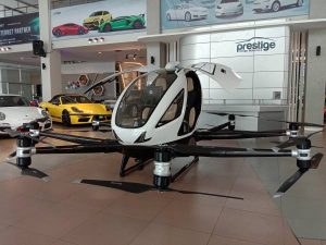 Taksi terbang bertenaga listrik Ehang 216 di dealer Prestige Motorcars. Foto: dok Prestige Motorcars Taksi terbang bertenaga listrik Ehang 216 di dealer Prestige Motorcars. Foto: dok Prestige Motorcars