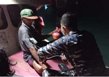 TNI AL Bantu Evakuasi KM Dampelan Indah yang Terbalik Dihantam Ombak