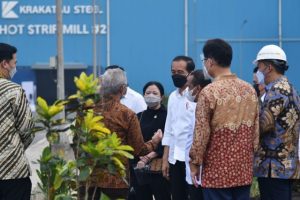 Ketua DPR RI Dr. (H.C) Puan Maharani bersama Presiden Joko Widodo menghadiri peresmian Pabrik Hot Strip Mill (HSM) 2 PT Krakatau Steel (Persero) Tbk di Cilegon. Foto: Eno/nvl