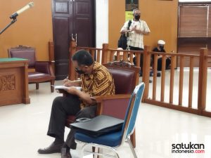 Jumhur Hidyat sedang mempersiapkan diri untuk menyampaikan pledoi pada persidangan di Pengadilan Negeri Jakarta Selatan, Kamis, 30 September 2021. Foto:dok/satukanindonesia.com/01