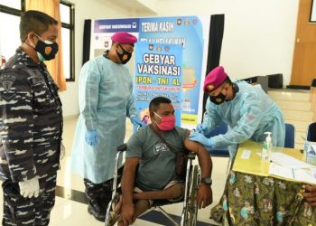 TNI AL Peduli Berbagi Vaksinasi Para Atlet Peparnas Papua